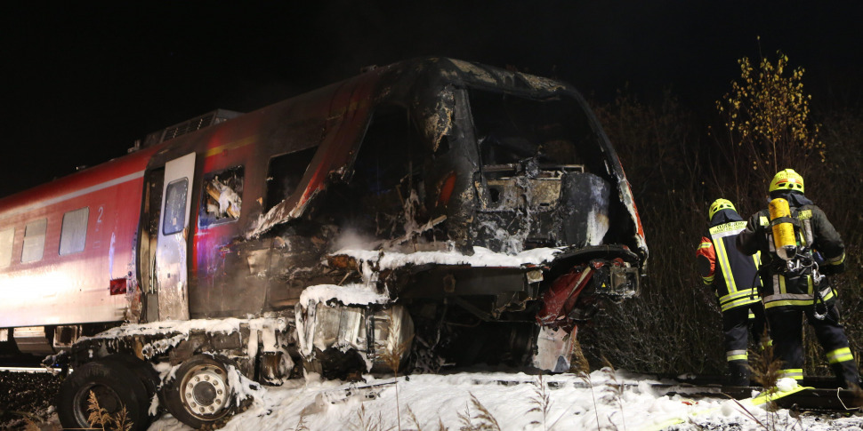 Treno Investe E Trascina Camion Sul Passaggio A Livello Due Morti In