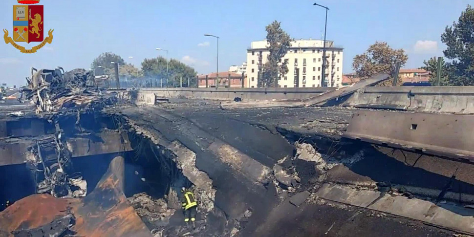 Tir In Fiamme Ed Esplosioni Inferno In Autostrada A Bologna Crolla Un