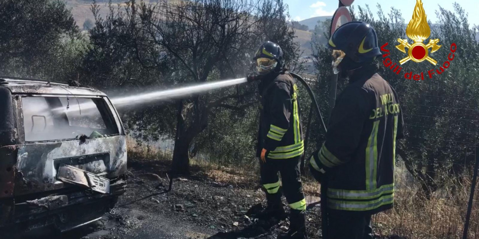 Paura Per Un Auto In Fiamme Sulla A19 Nei Pressi Di Alcamo Nessun