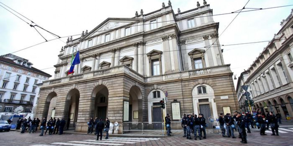 La Facciata Del Teatro Alla Scala Di Milano Imbrattata Con Vernice