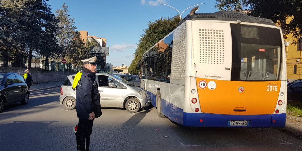 Incidente A Palermo Scontro Tra Un Autobus E Una Macchina Le Foto Del