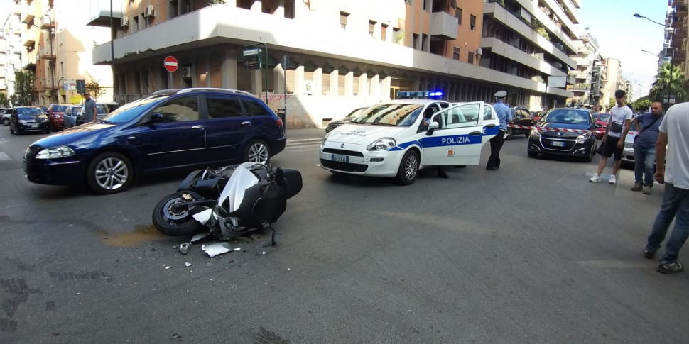 Incidente A Palermo Scontro Tra Un Auto E Uno Scooter Traffico In