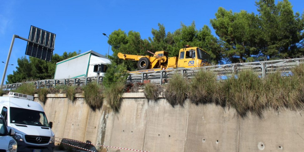 Tir Si Ribalta E Perde Il Carico Di Olio Mattina Infernale Alle Porte