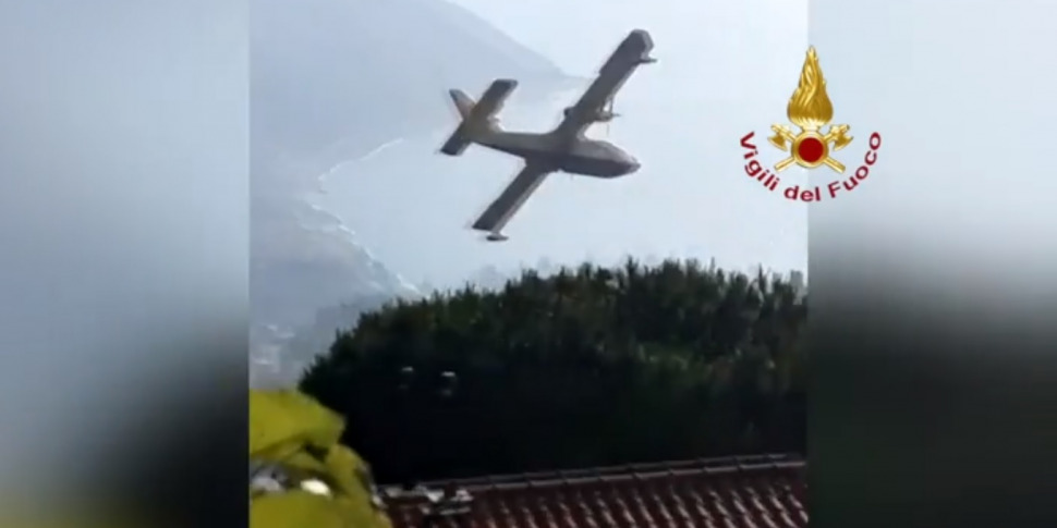 Incendio A Gioiosa Marea Per Spegnere Le Fiamme Anche Un Canadair