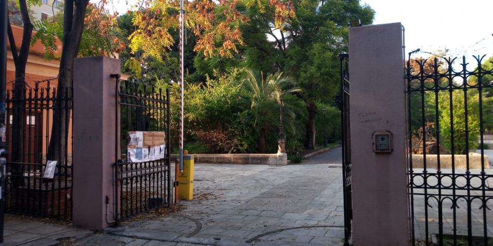 Paura In Una Scuola Media A Palermo Crolla Il Soffitto Di Una Stanza