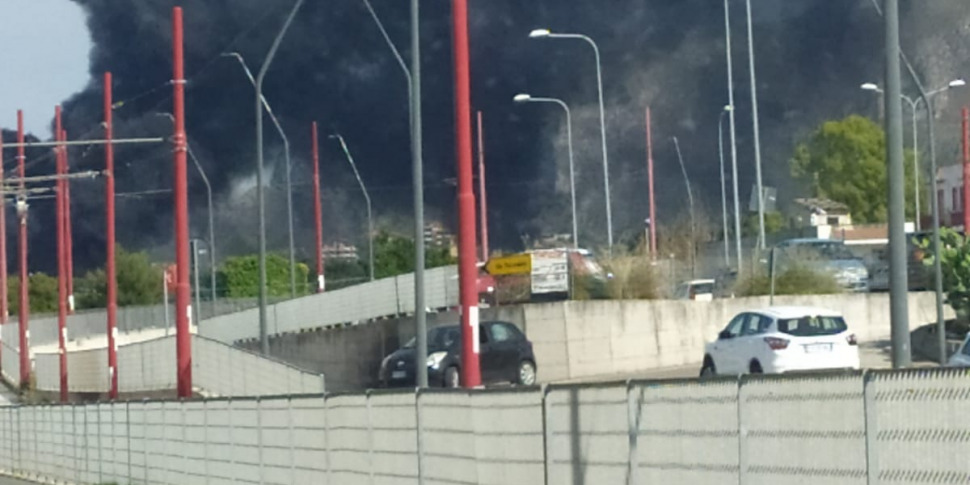 Incendio Di Rifiuti A Brancaccio Nube Nera Su Palermo Chiusa Per Ore