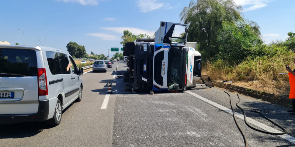 Camion Di Traverso Sull Autostrada Catania Messina Chiuso Il Tratto