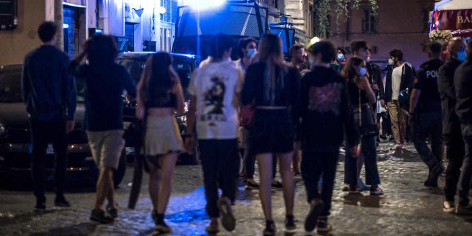 Movida Violenta A Roma Scontri E Lanci Di Bottiglie Contro La Polizia