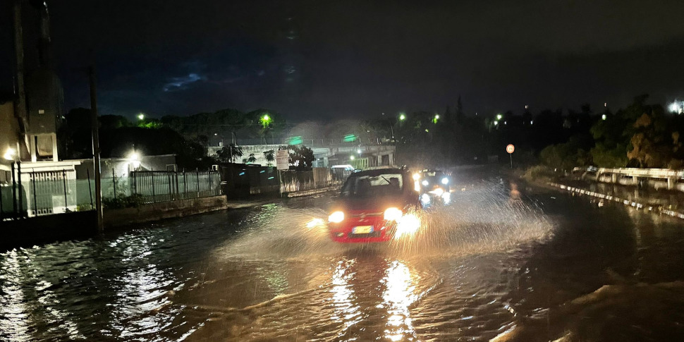 Nubifragio A Palermo Strade Come Fiumi Box Allagati E Gente Bloccata