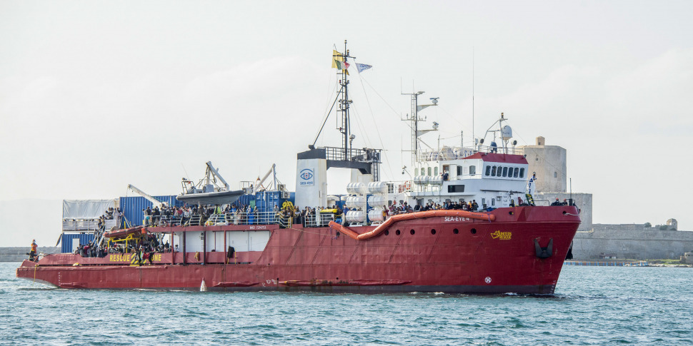 Migranti A Trapani Una Donna Libica Sbarca Con Un Piccione Ma Deve