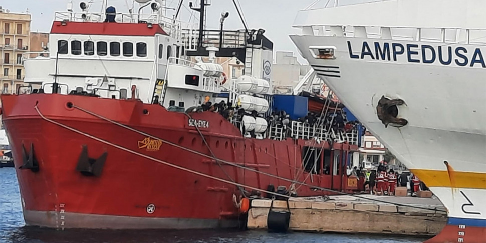 Trapani Cominciato Lo Sbarco Degli 847 Migranti Della Sea Eye 4