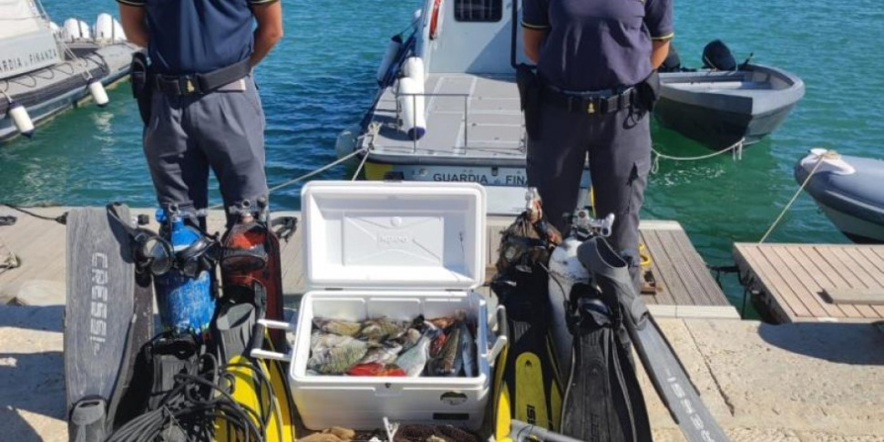 Favignana Pesca Di Frodo Sulla Barca Multe Per 5 Mila Euro A Sei