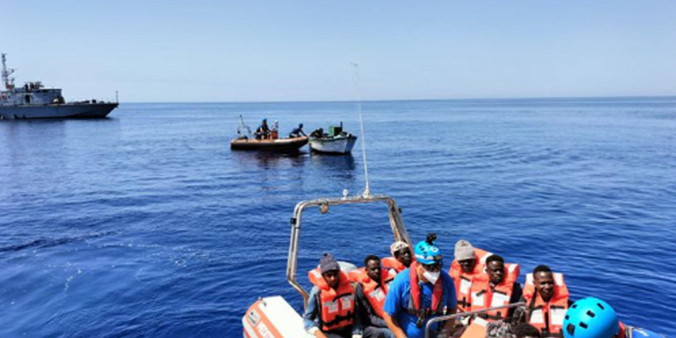 Lampedusa Arrivati Migranti Con Cinque Barche In Fase Di