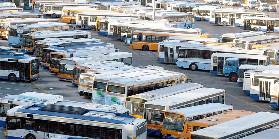 Palermo Una Pietra Lanciata Contro Un Autobus In Frantumi Il Vetro