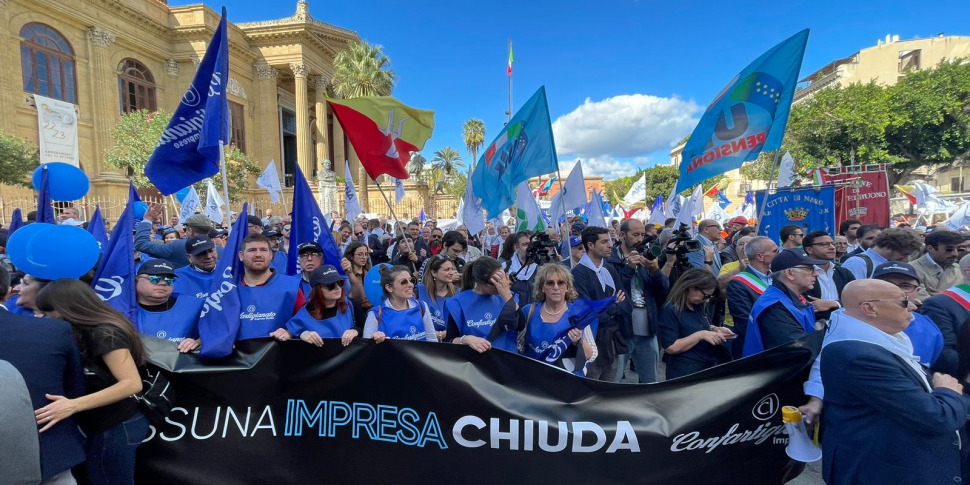 Caro Bollette Corteo Di Protesta A Palermo I Sindaci La Crisi