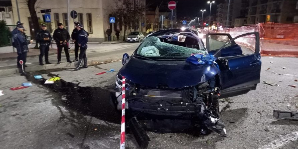 Incidente Nella Rotatoria Di Viale Europa A Messina Centra Un Cartello