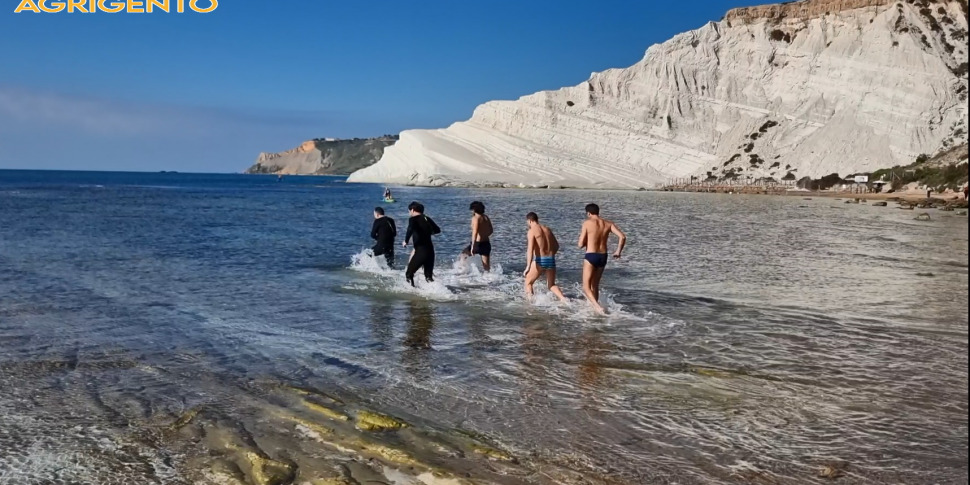 Il Bagno Di Capodanno Alla Scala Dei Turchi Giornale Di Sicilia