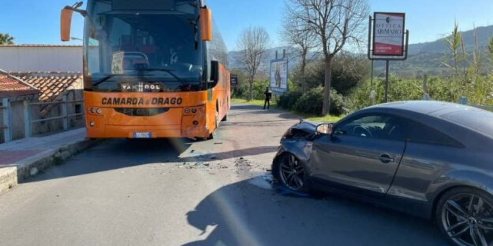 Scontro Frontale Tra Auto E Bus Scolastico A Torrenova Ferito Un