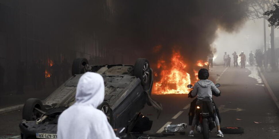 Scontri Auto In Fiamme E Agenti Feriti Alla Marcia Per Il Ragazzo