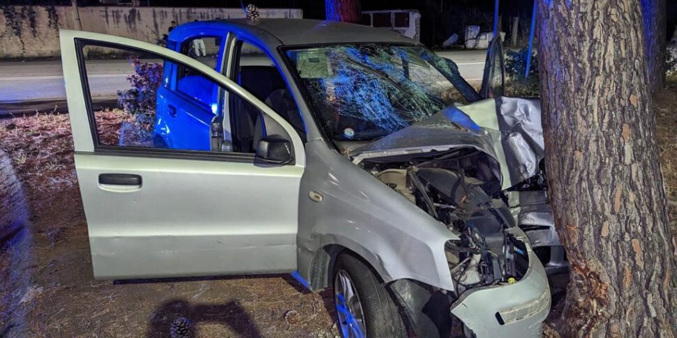 Messina L Auto Si Schianta Contro Un Albero 4 Feriti Tra Ganzirri E