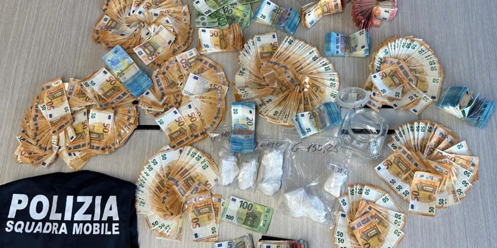 Caltanissetta Aveva Mezzo Chilo Di Cocaina E 75 Mila Euro In Banconote