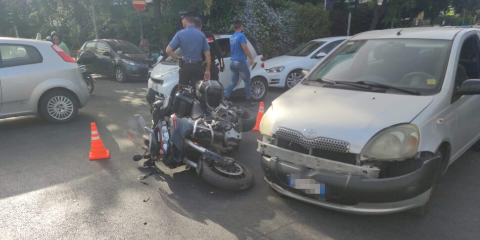 Palermo Incidente All Incrocio Tra Viale Campania E Viale Lazio Auto