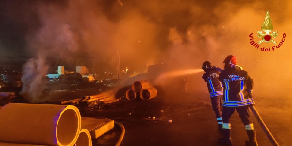 Catania Incendio In Un Azienda Di Materiali Edili La Colonna Di Fumo