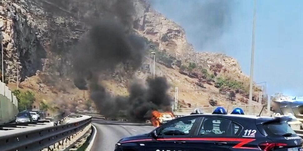 Auto A Fuoco Sulla Palermo Mazara Carreggiata Chiusa Per Due Ore E Poi