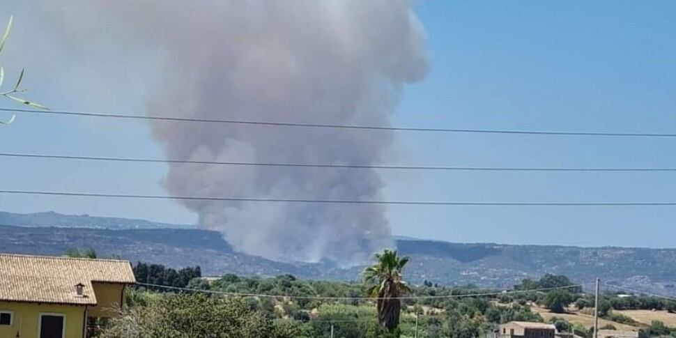 Grosso Incendio A Siracusa In Azione Elicotteri E Canadair Giornale