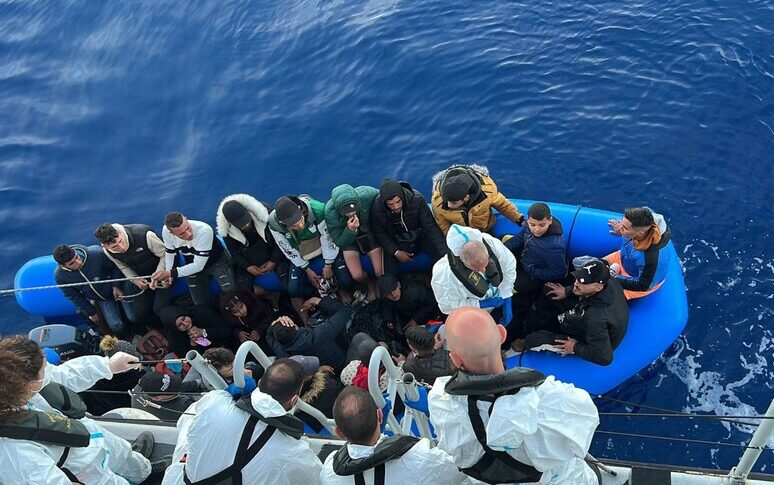 Un Barchino Con Migranti Affonda Davanti A Lampedusa Tutti In Salvo