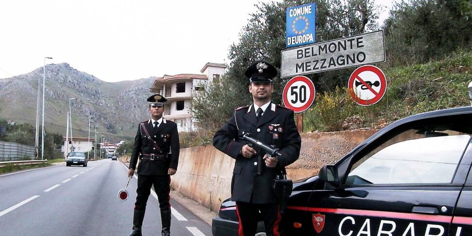 Belmonte Mezzagno Rimprovera Tredicenne E Viene Picchiato Anche Dai