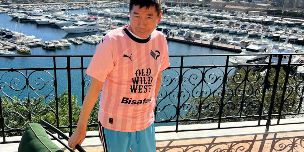 Tifoso Del Palermo Regala La Maglia Rosanero Al Magnate Giapponese I