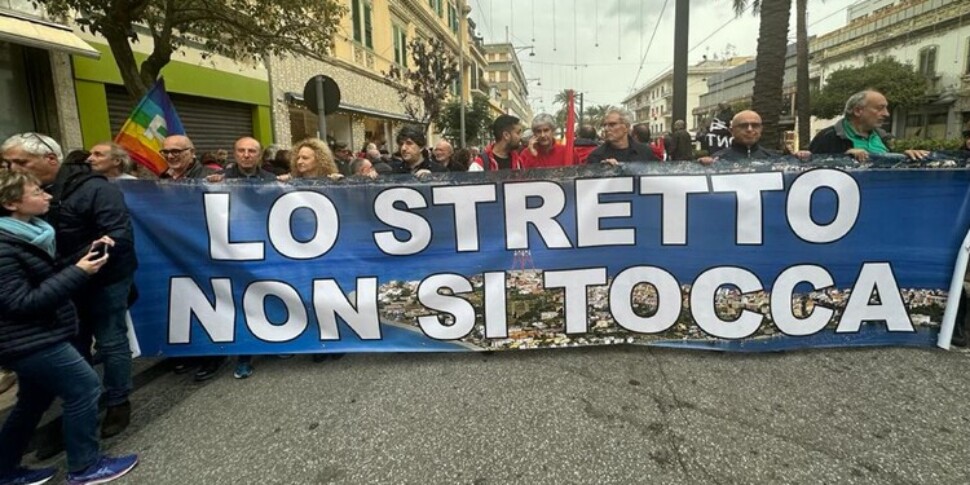 A Messina Una Manifestazione Contro Il Ponte Sullo Stretto Giornale