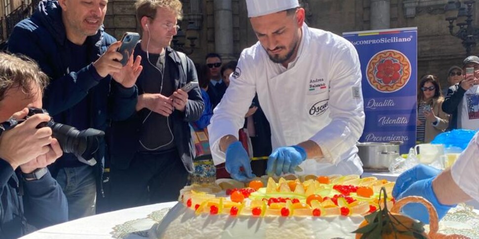 Lanno Delle Radici A Palermo Cassata Gigante Ai Piedi Del Teatro