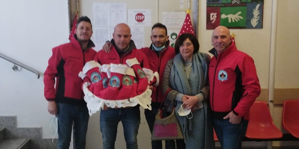 La Befana Arriva In Vespa Doni Ai Bambini Malati Dell Ospedale Civico