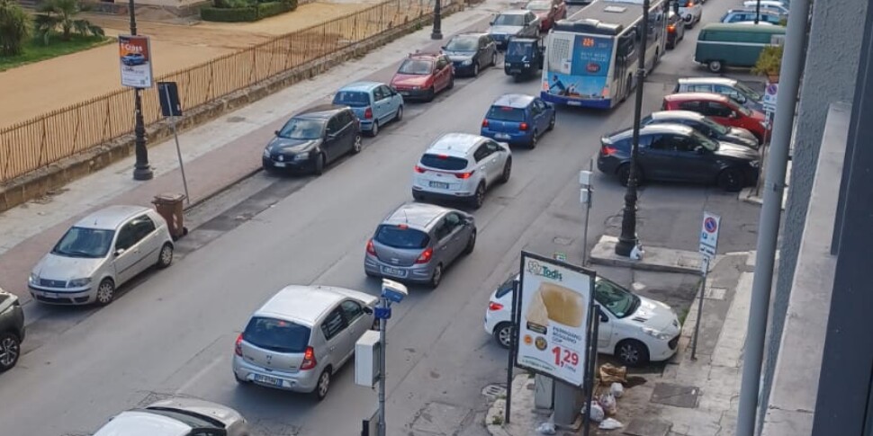 Incidente A Palermo Scontro Tra Auto E Moto In Via Lincoln Un Ferito