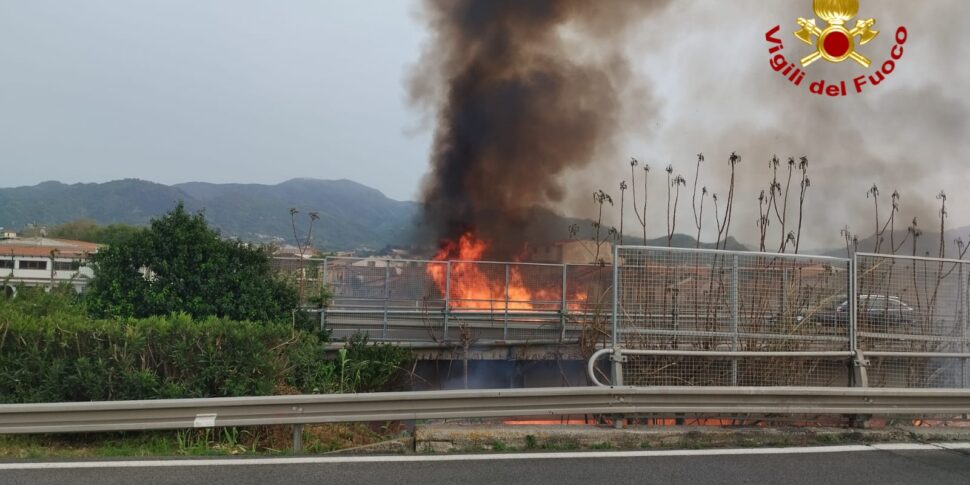 Sterpaglie In Fiamme Sulla A Tra I Caselli Di Milazzo E Barcellona