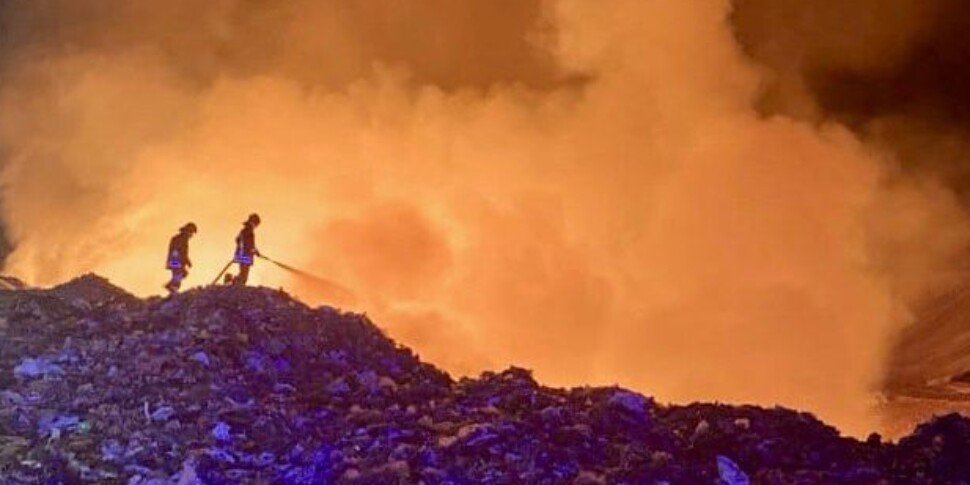 Palermo Allarme Per Un Incendio Nella Discarica Di Bellolampo Fiamme