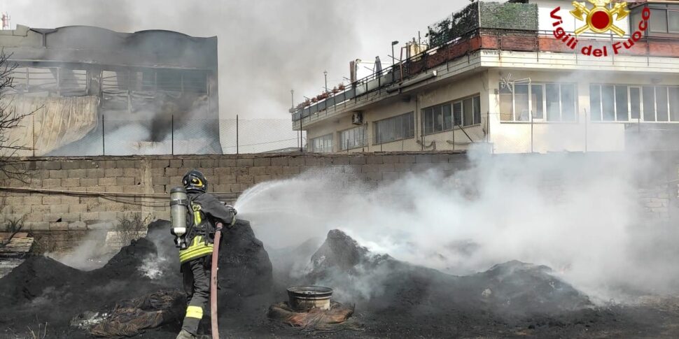 Le Foto Dell Incendio A Misterbianco Giornale Di Sicilia