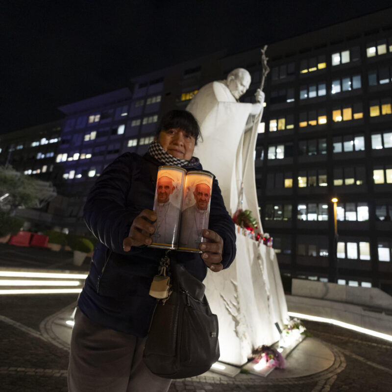 Il Papa ha la polmonite bilaterale ma la notte al Gemelli è stata