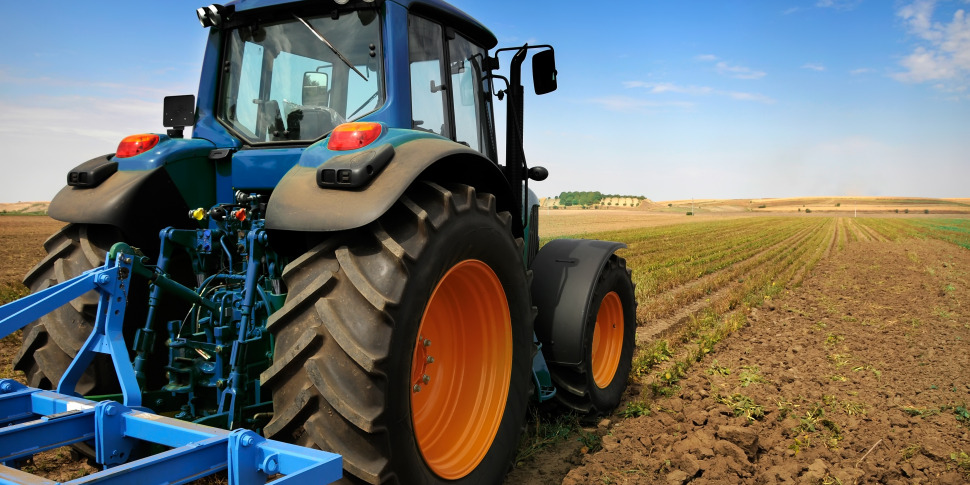 https://assets.gds.it/2014/09/agricoltura-campagna-trattore-970x485.jpg