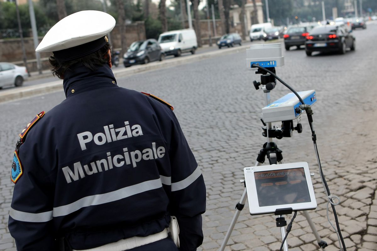 Il tachimetro dell'auto della Polizia fa da autovelox 