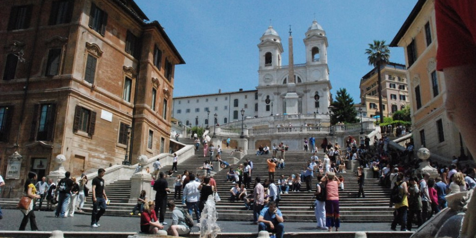 https://assets.gds.it/2014/10/Trinità-dei-Monti-Roma-970x485.jpg