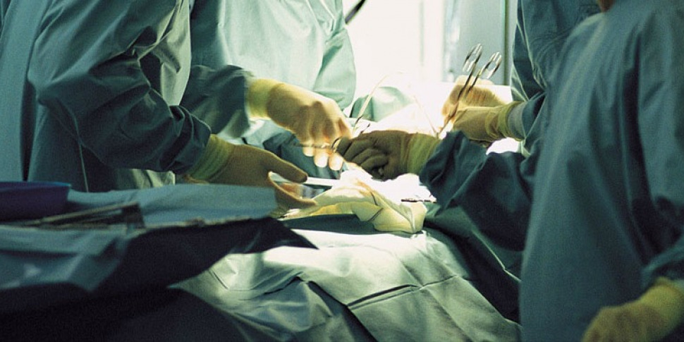 https://assets.gds.it/2014/10/operazione-chirurgica-medico-sala-operatoria-970x485.jpg