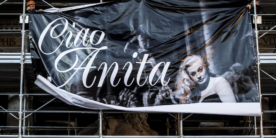 Anita Ekberg Torna Nella Sua Fontana Di Trevi Roma Omaggia L Attrice