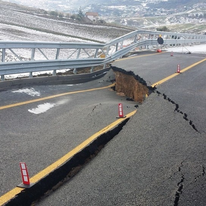 L'immagine del crollo dopo una settimana della rampa del viadotto Scorciavacche sulla Palermo-Agrigento