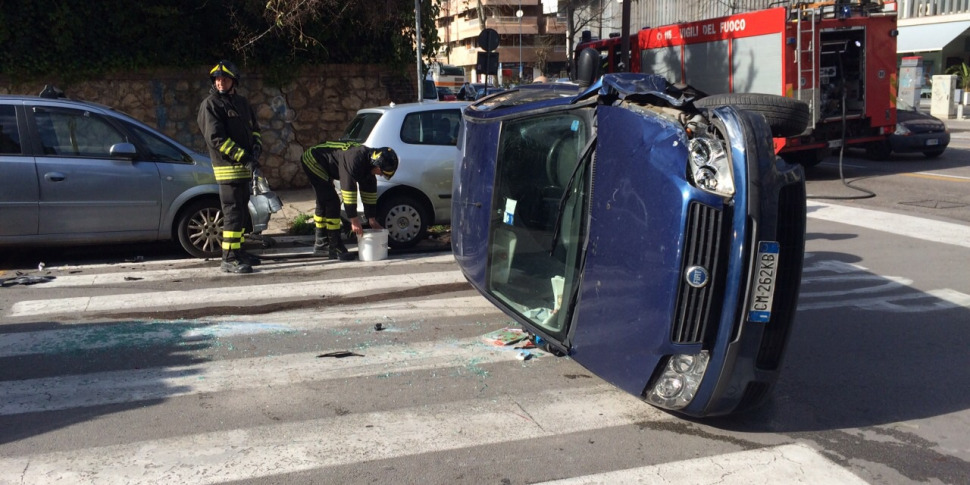 Auto si ribalta in via Libertà: ci sono feriti. Traffico in tilt ...