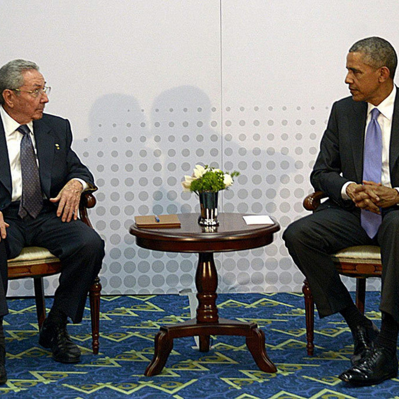 Raul Castro e Barack Obama durante lo storico incontro a Panama