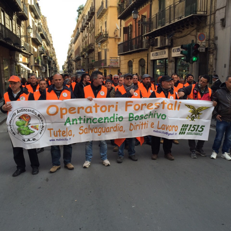 La protesta dei Forestali in centro a Palermo (foto Militello)
