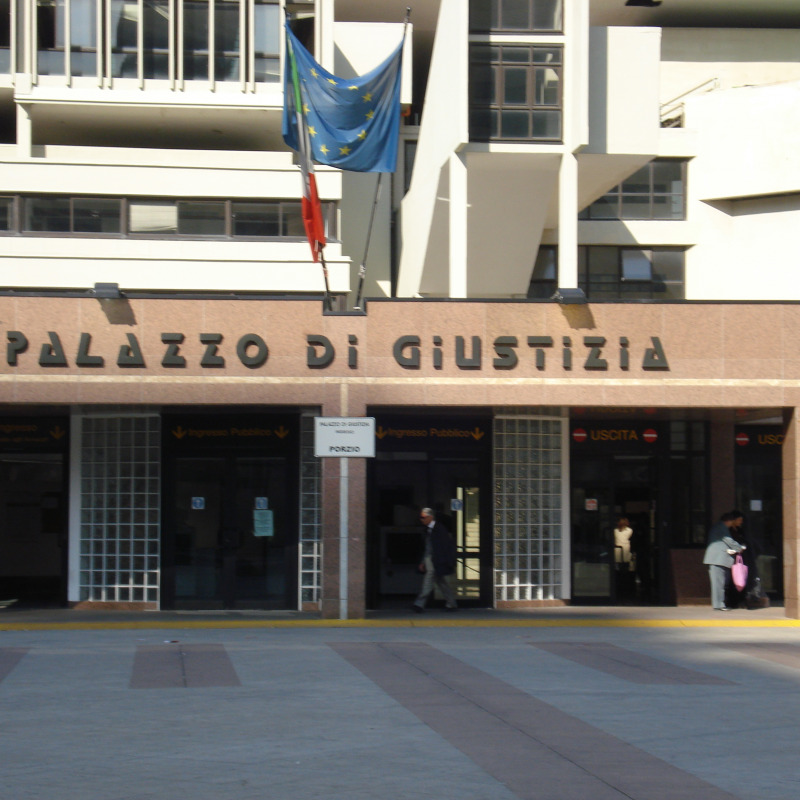 L'ingresso del tribunale di Napoli